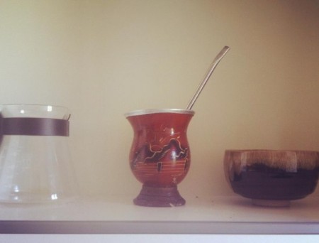 左から、コーヒーポット（日本製）、シマホン（マテ茶を飲むもの、アルゼンチン製）、茶碗。