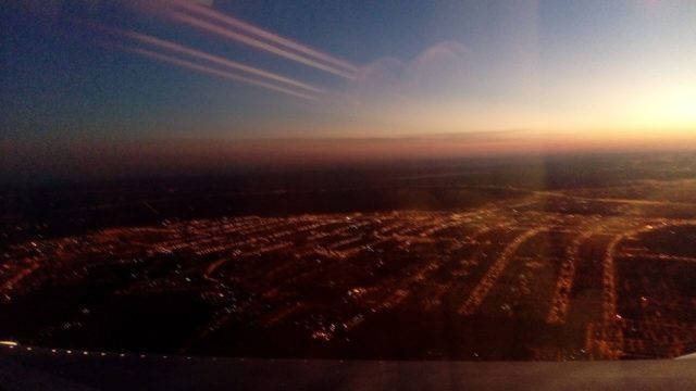 夜明けのブラジリア。飛行機から見下ろすの図。地平線まで広がる大地に、ポコっとある街。